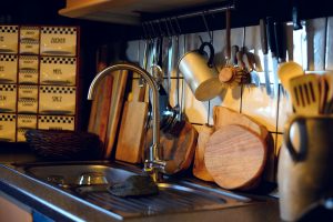 Igiene domestica: attenzione ai batteri sulle spugne da cucina
