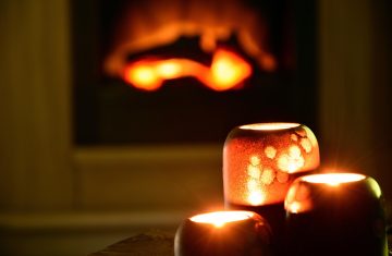 Siediti accanto al fuoco