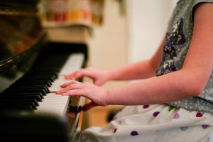 bambina pianoforte
