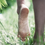 A piedi nudi, una sensazione dimenticata dagli innumerevoli benefici