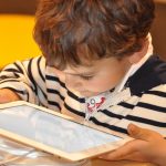 Più tempo trascorso davanti allo schermo, maggiori difficoltà nello sviluppo del linguaggio