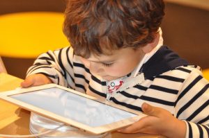 Più tempo trascorso davanti allo schermo, maggiori difficoltà nello sviluppo del linguaggio