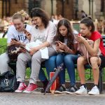 Sempre più drogati dal cellulare. E sempre più soli. Ma uscirne si può