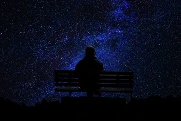 Tra musica e spiritualità, il bisogno invisibile che abita l’uomo: cogliere l’Assoluto oltre il rumore del mondo