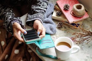 Smartphone e PC mettono a dura prova collo e schiena: come prevenire i dolori con semplici esercizi