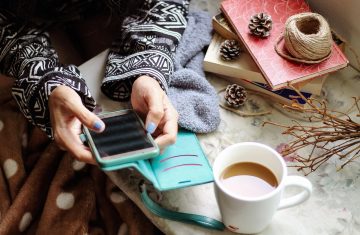 Smartphone e PC mettono a dura prova collo e schiena: come prevenire i dolori con semplici esercizi