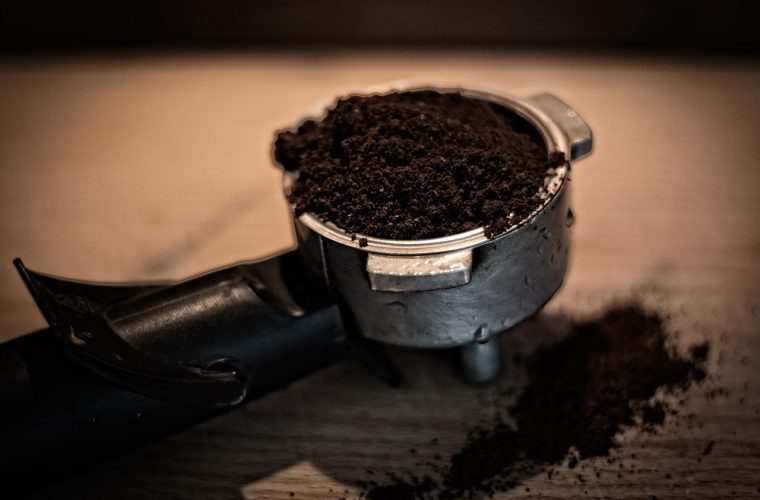 Fondi di caffè: prima di buttarli, prova così